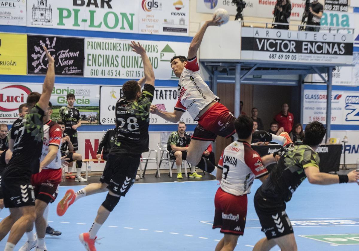 Un jugador del Nava se eleva sobre la defensa del Torrelavega en el partido de este sábado.