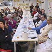 Una fiesta reúne a decenas de personas para celebrar el fin del ayuno del ramadán