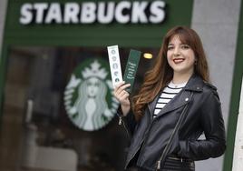 Laura de la Cruz, diseñadora gráfica, junto con los diseños de marcapáginas que ha realizado para la empresa.