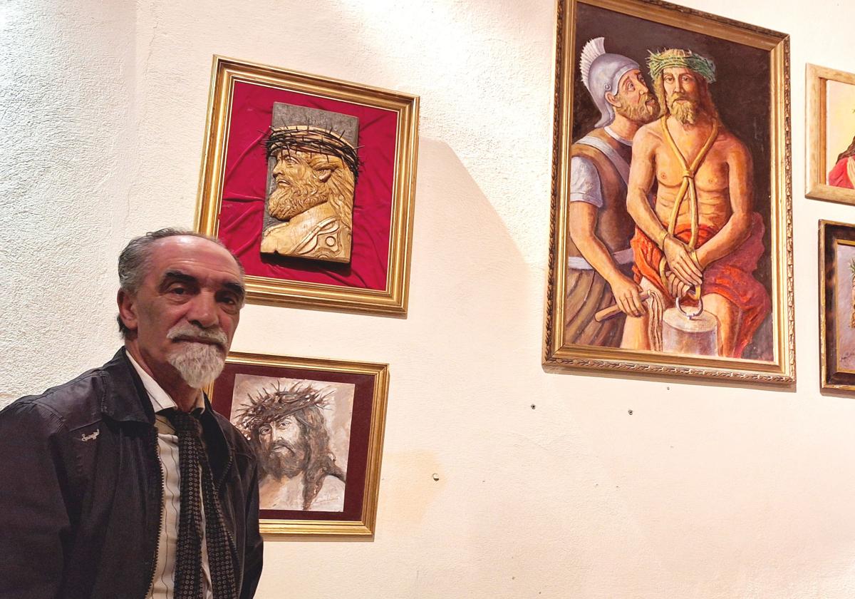 Aquilino Jiménez, junto a algunas de sus obras en el Museo de San Francisco.