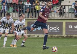 Dani Segovia ejecuta el penalti del 2-1.