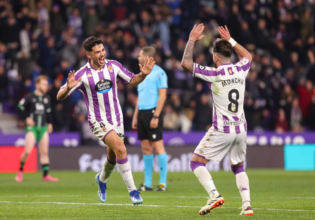 Meseguer celebra con Monchu un gol.