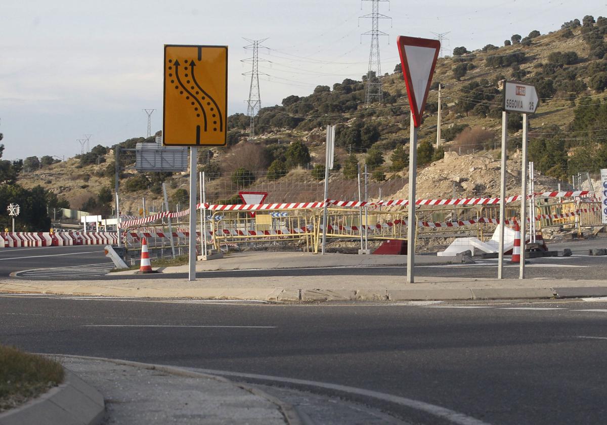 Inicio de las obras en la N-603 para levantar una pasarela en Los Ángeles de San Rafael.