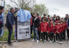 El alcalde y el presidente del club destapan un monolito dedicado a la Gimnástica en presencia de las categorías inferiores.