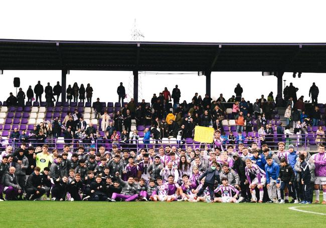 Los protagonistas celebran el triunfo sobre el césped.