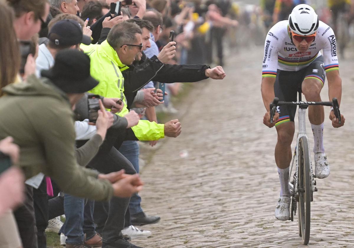 Van der Poel, en uno de los tramos de pavé de la París Roubaix.