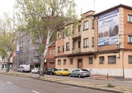 Edificio de Farnesio 25 que se demolerá para construir un nuevo bloque frente al futuro barrio de los talleres de Renfe.