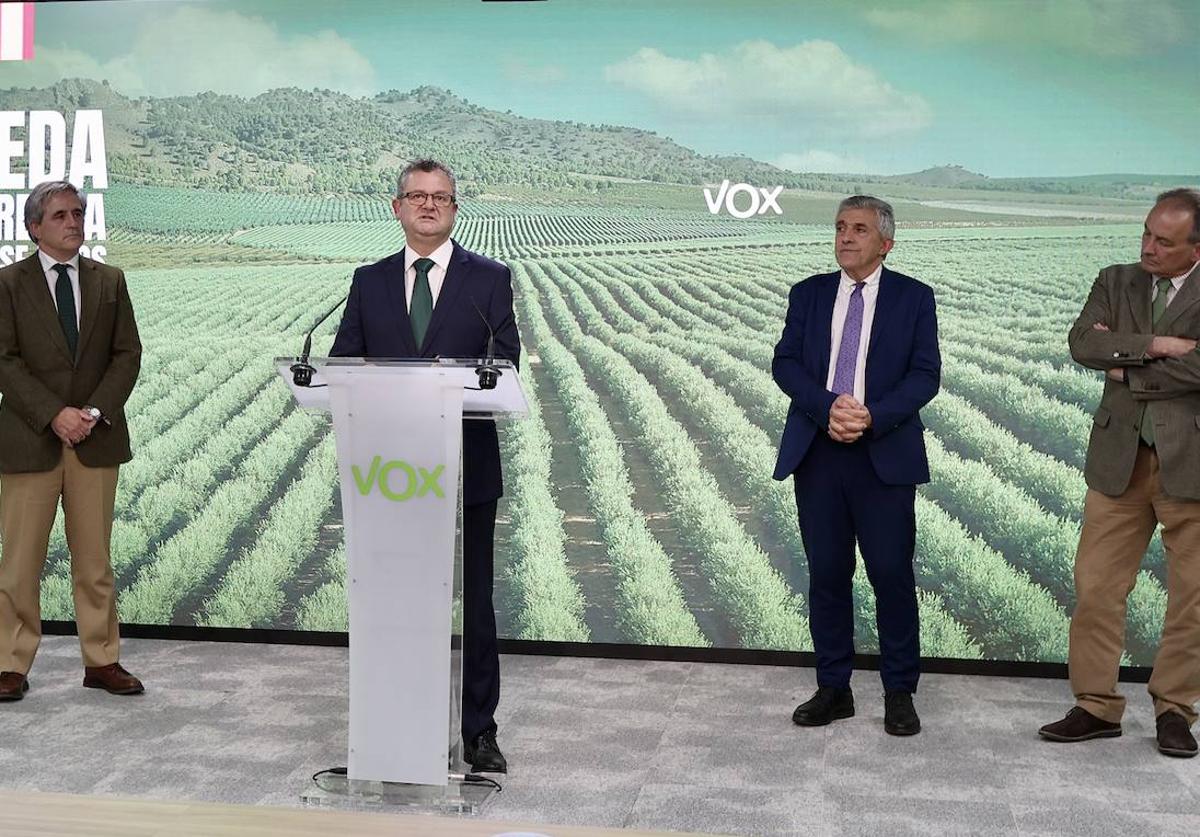 Gerardo Dueñas en el centro, junto a los consejeros de Agricultura de Extremadura, Aragón y Comunidad Valenciana.