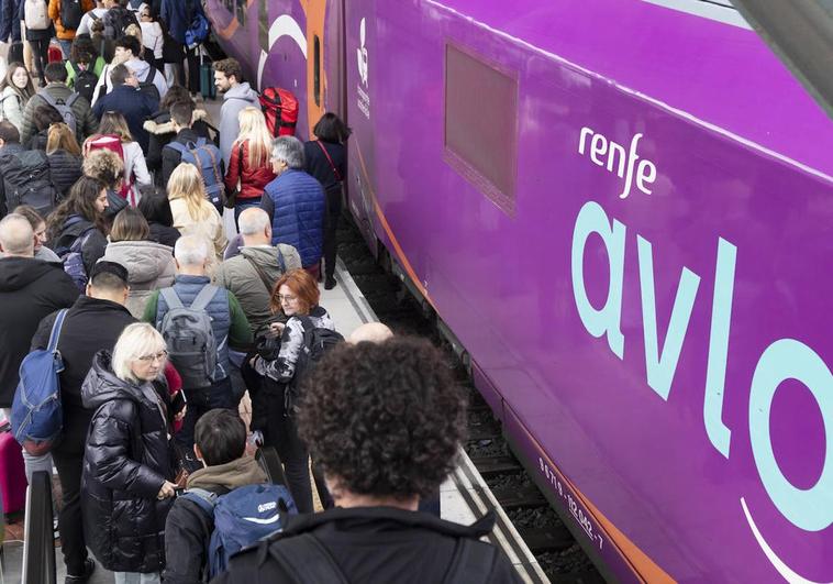 El primer tren de Avlo que ha salido de la estación Valladolid-Campo Grande, este lunes a las 15:50 horas.