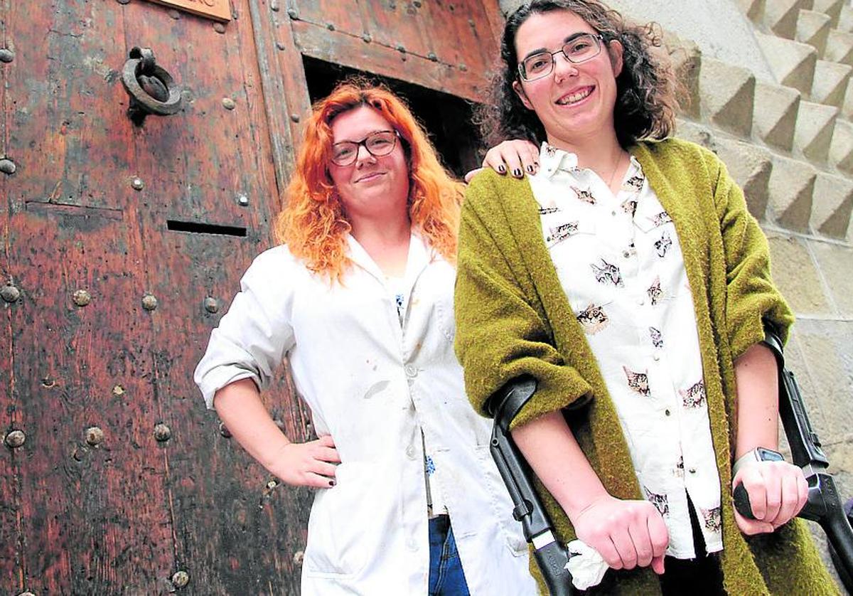 Carolina y Belén Alcalá, ante la puerta de la Casa de los Picos.