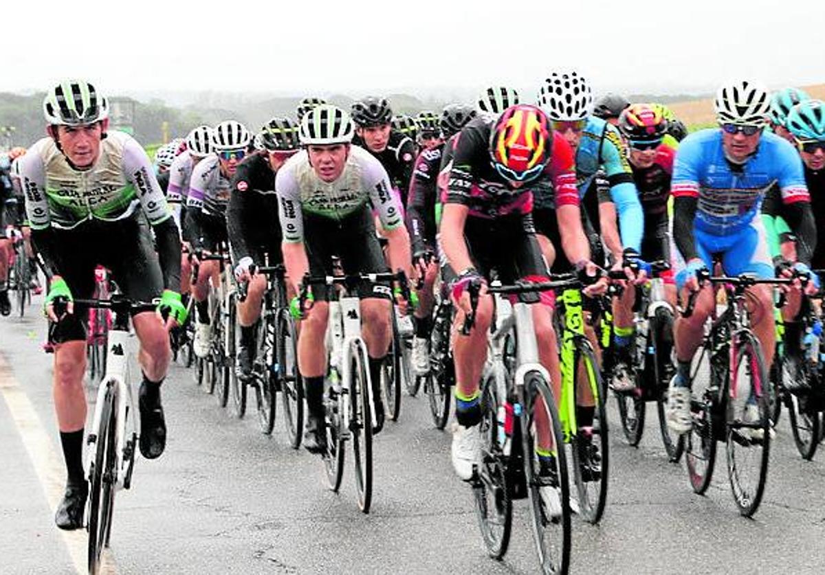 Los corredores afrontan la prueba ciclista de La Chuleta bajo la lluvia.