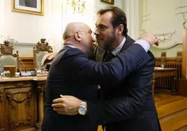 El ministro de Transportes, Óscar Puente (izquierda), se abraza con el alcalde de Valladolid, Jesús Julio Carnero, tras dejar su acta como concejal.