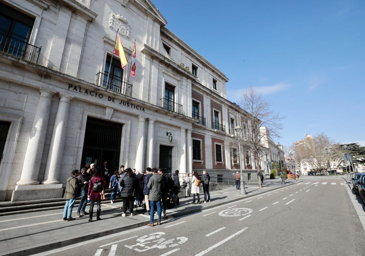 Medios de comunicación frente a la Audiencia en una sesión anterior del juicio por La Perla Negra.