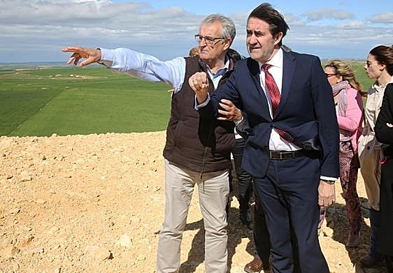 El alcalde de Bernuy de Porreros, Adolfo Santamaría, señala la zona de urbanización al consejero de Medio Ambiente, Juan Carlos Suárez-Quiñones.