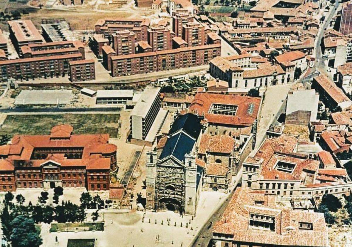 Imagen principal - Fotografía aérea de los años 70 siglo XX; plano del año 1801 realizado para la aclaración de un litigio de propiedades, que refleja las huertas y tierras al Norte de la Rondilla de Santa Teresa y La tapia del convento de San Pablo, conservada en la calle de la Pelota.