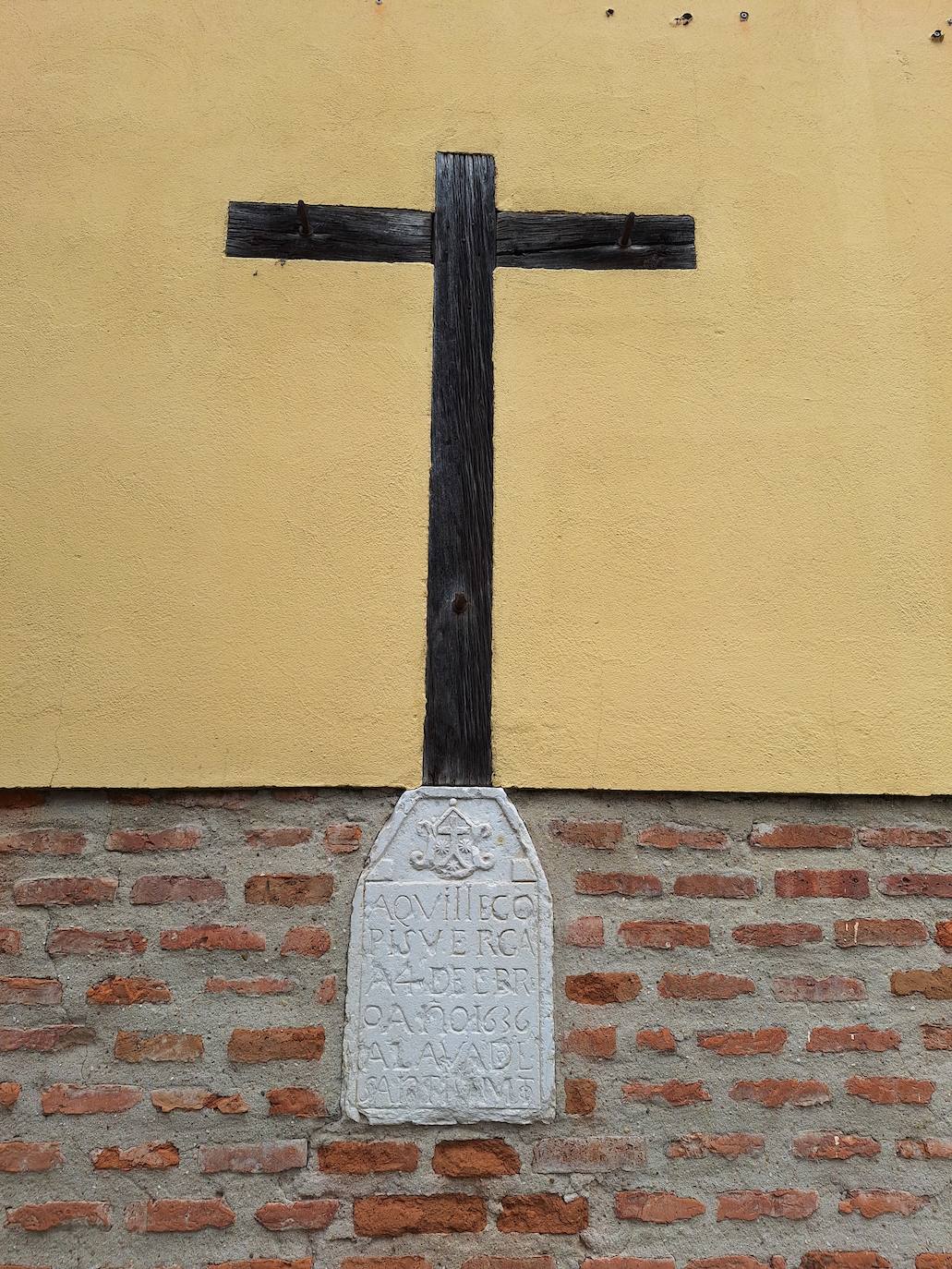 Imagen secundaria 2 - Viviendas en el lateral septentrional de la Rondilla de Santa Teresa, tras su rehabilitación; la Rondilla de Santa Teresa en los años 80 del s. XX, reconociéndose la zona comprendida entre la tapia del convento de Santa Teresa y el hospital y lápida conmemorativa de la inundación del río Pisuerga en el año 1636.