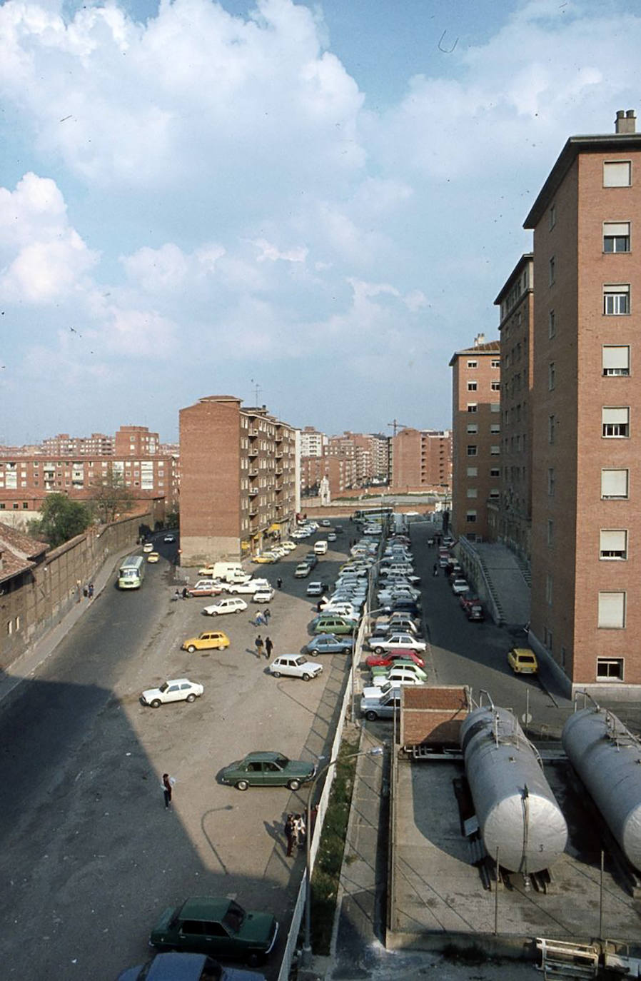 Imagen secundaria 1 - Viviendas en el lateral septentrional de la Rondilla de Santa Teresa, tras su rehabilitación; la Rondilla de Santa Teresa en los años 80 del s. XX, reconociéndose la zona comprendida entre la tapia del convento de Santa Teresa y el hospital y lápida conmemorativa de la inundación del río Pisuerga en el año 1636.