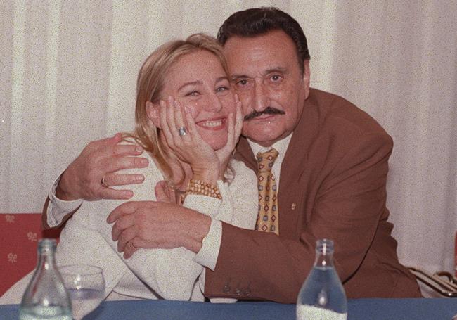 Natalia Dicenta y Emilio Laguna se felicitan tras recibir el Premio Valladolid de Amigos del Teatro en el 2000.