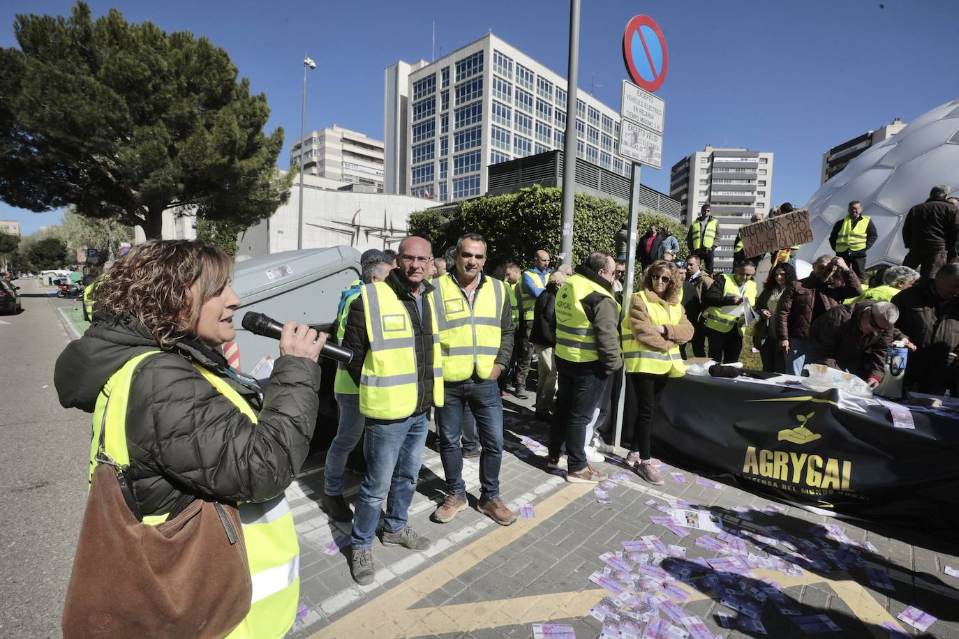 Los agricultores protestan ante la Delegación del Gobierno