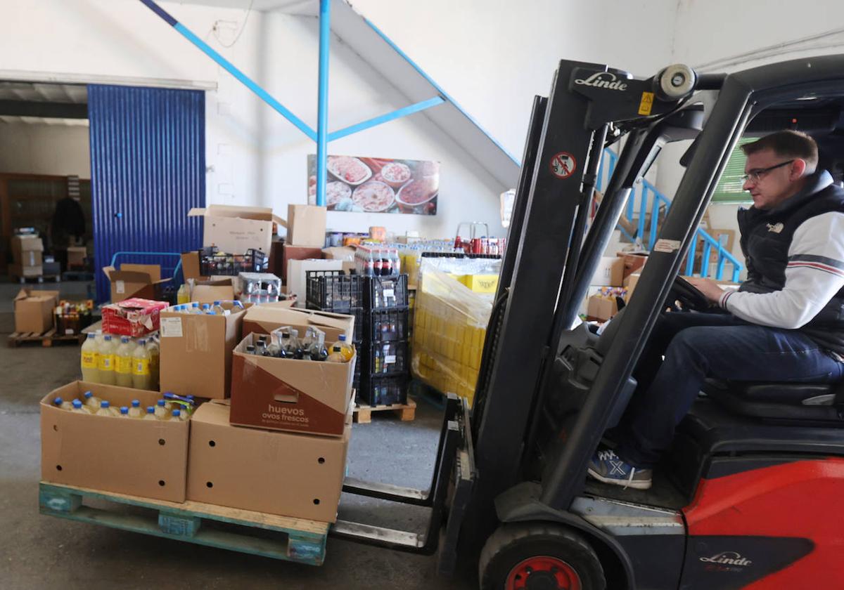 Un voluntario coloca los distintos alimentos en la sede palentina.