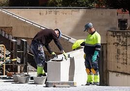 Obras en el entorno del mercado de Delicias, donde unos trabajadores de construcción realizan su labor, uno de los sectores con más despidos.