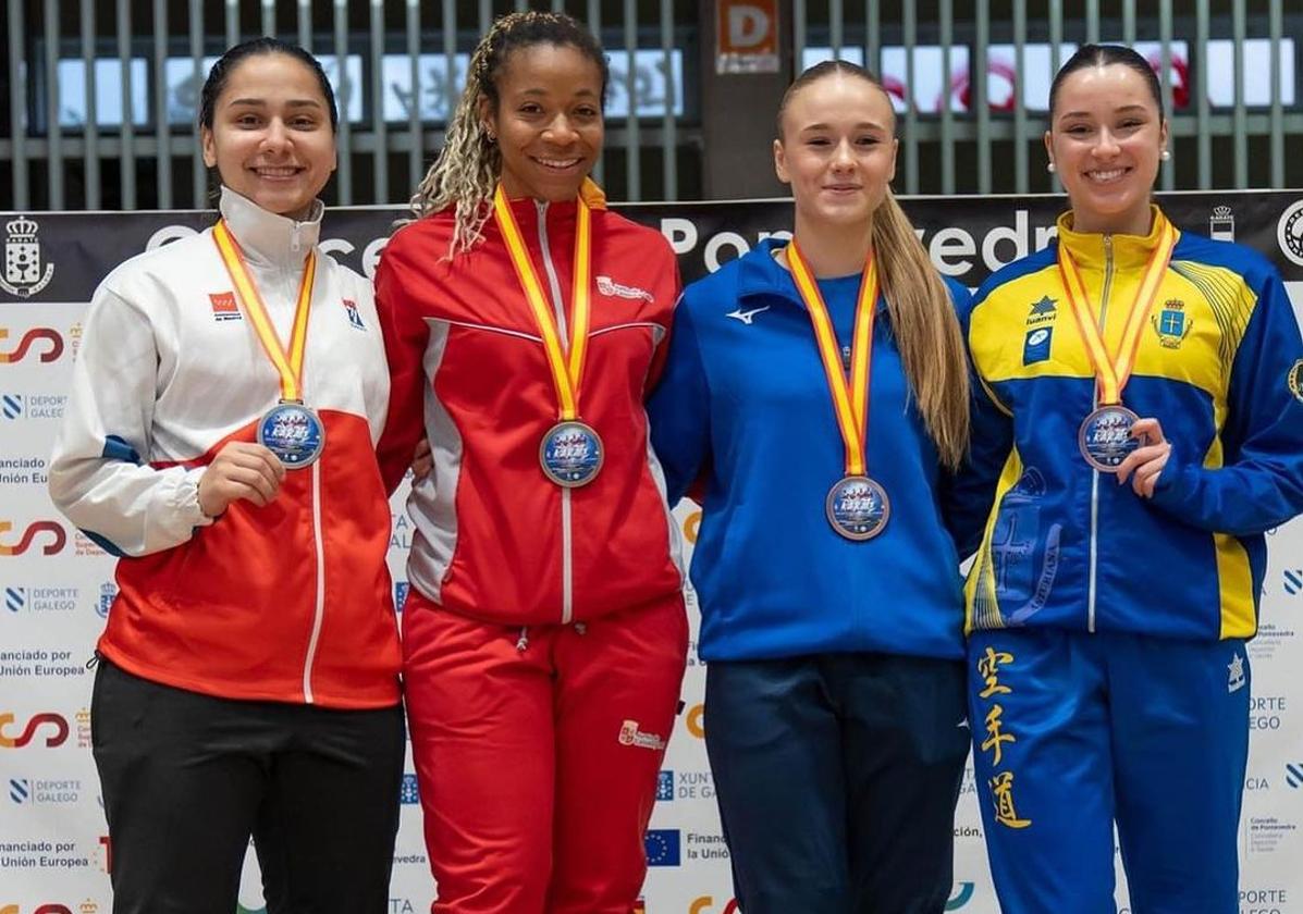 Isabel Nieto, segunda por la izquierda, con su medalla en el Campeonato de España.