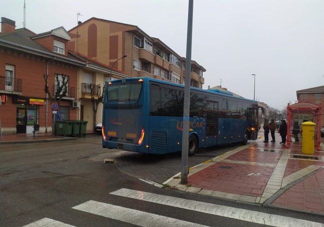 Usuarios subiendo al autobús en una de las paradas de Tudela de Duero