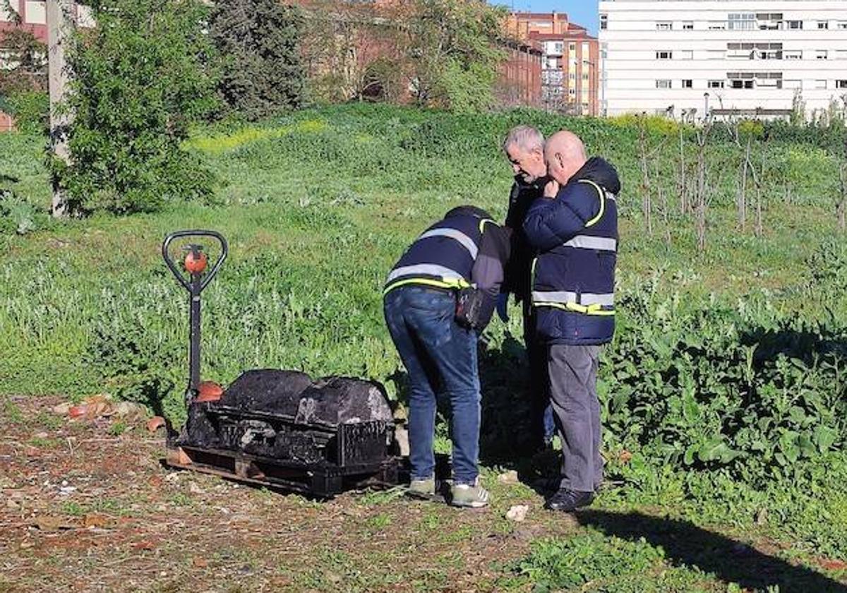 Agentes de la Policía Científica analizan una de las baterías eléctricas dañadas por el incendio en Autotalleres Nogueira.