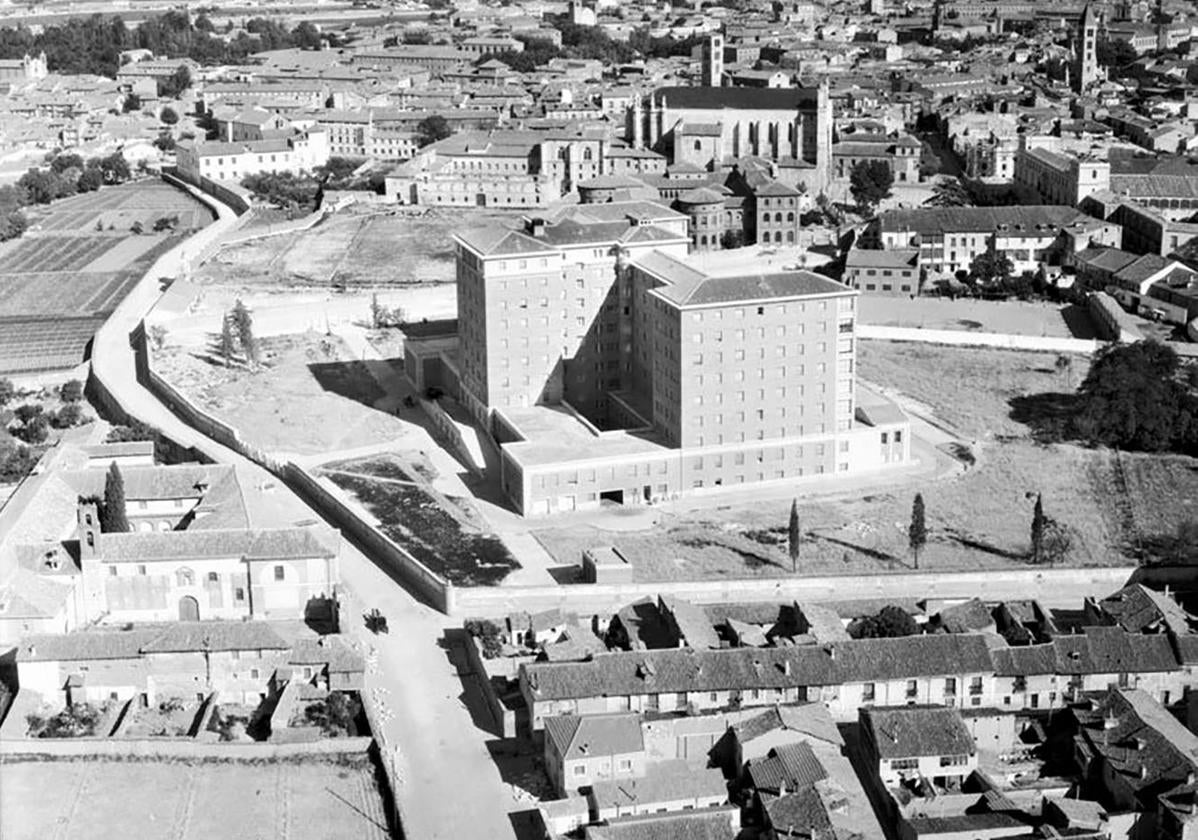 La Rondilla de Santa Teresa entre 1953 y 1955, con su trayectoria discurriendo entre las tapias de los conventos y el hospital recién construido.