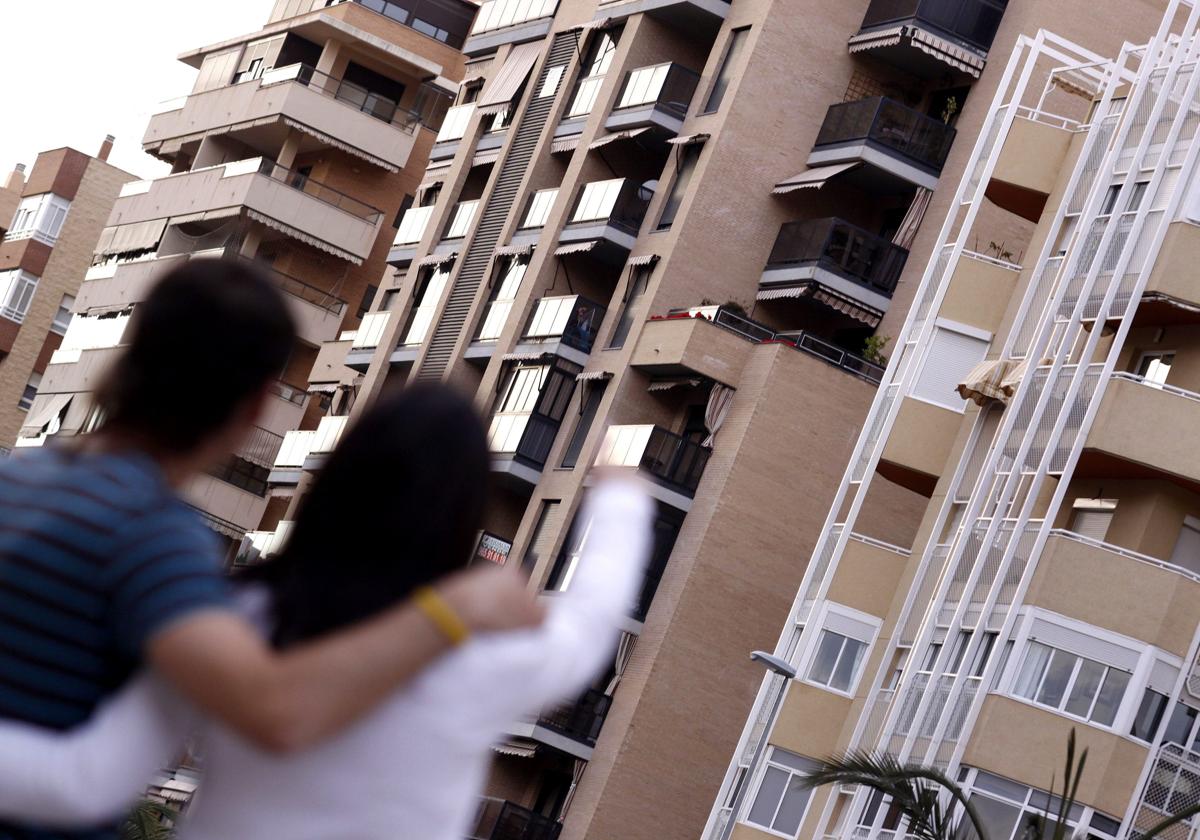 Jóvenes buscan vivienda, en imagen de archivo.