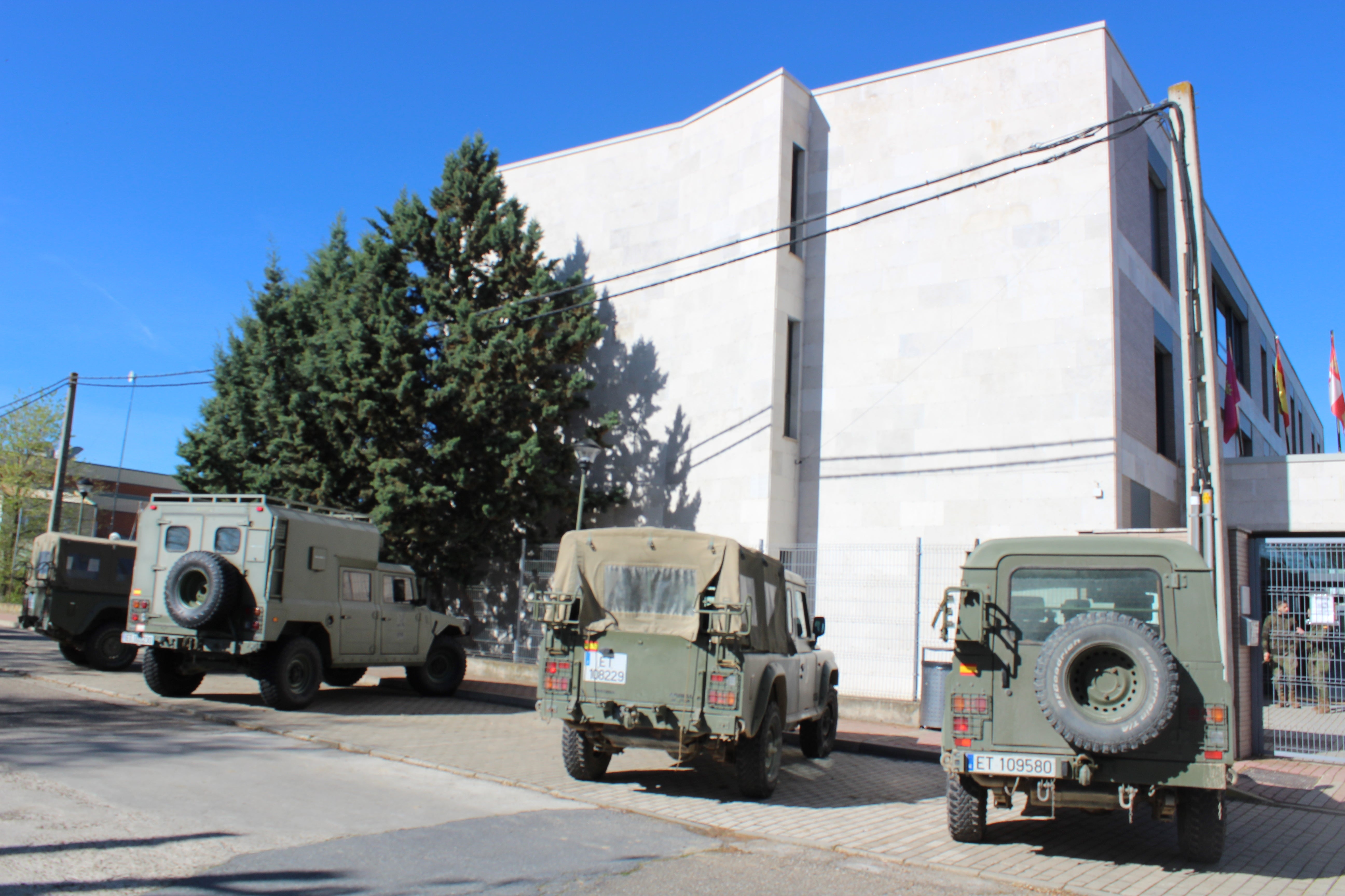 Vehículos militares frente al Albergue Municipal