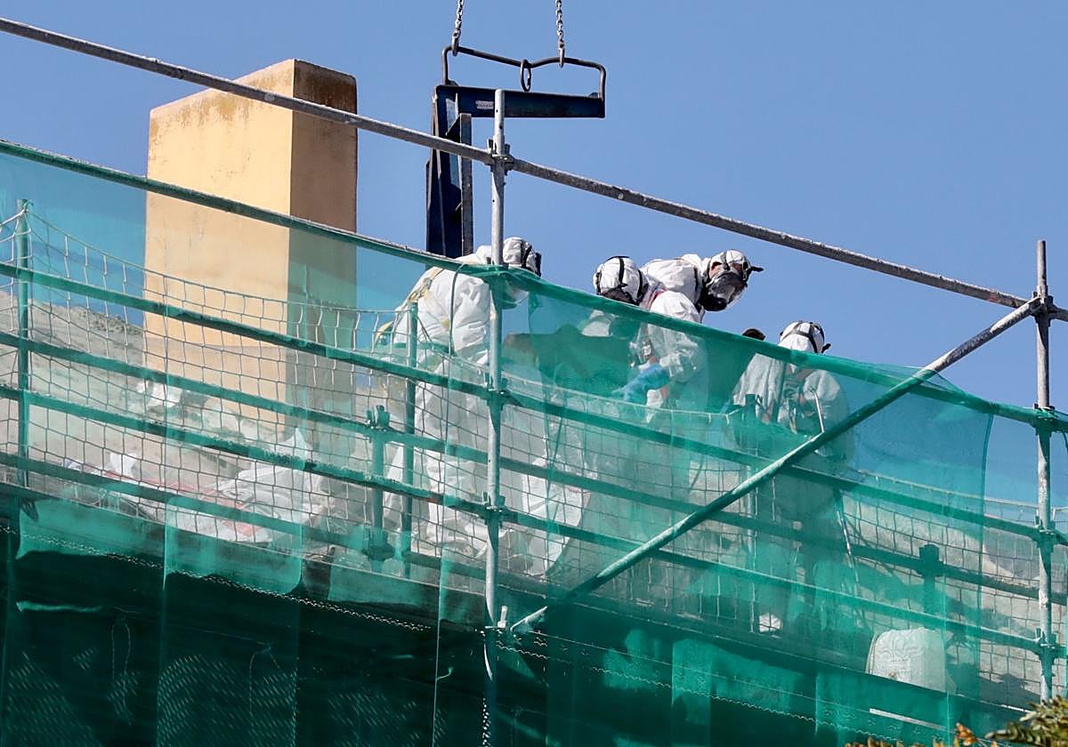 Retirada de amianto de la cubierta de un bloque de Valladolid, en una imagen de archivo.