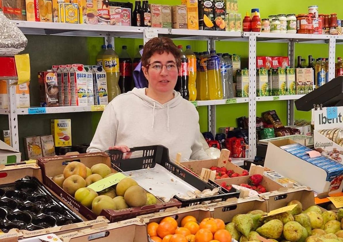Begoña Vidal en su frutería de Peñaflor de Hornija.
