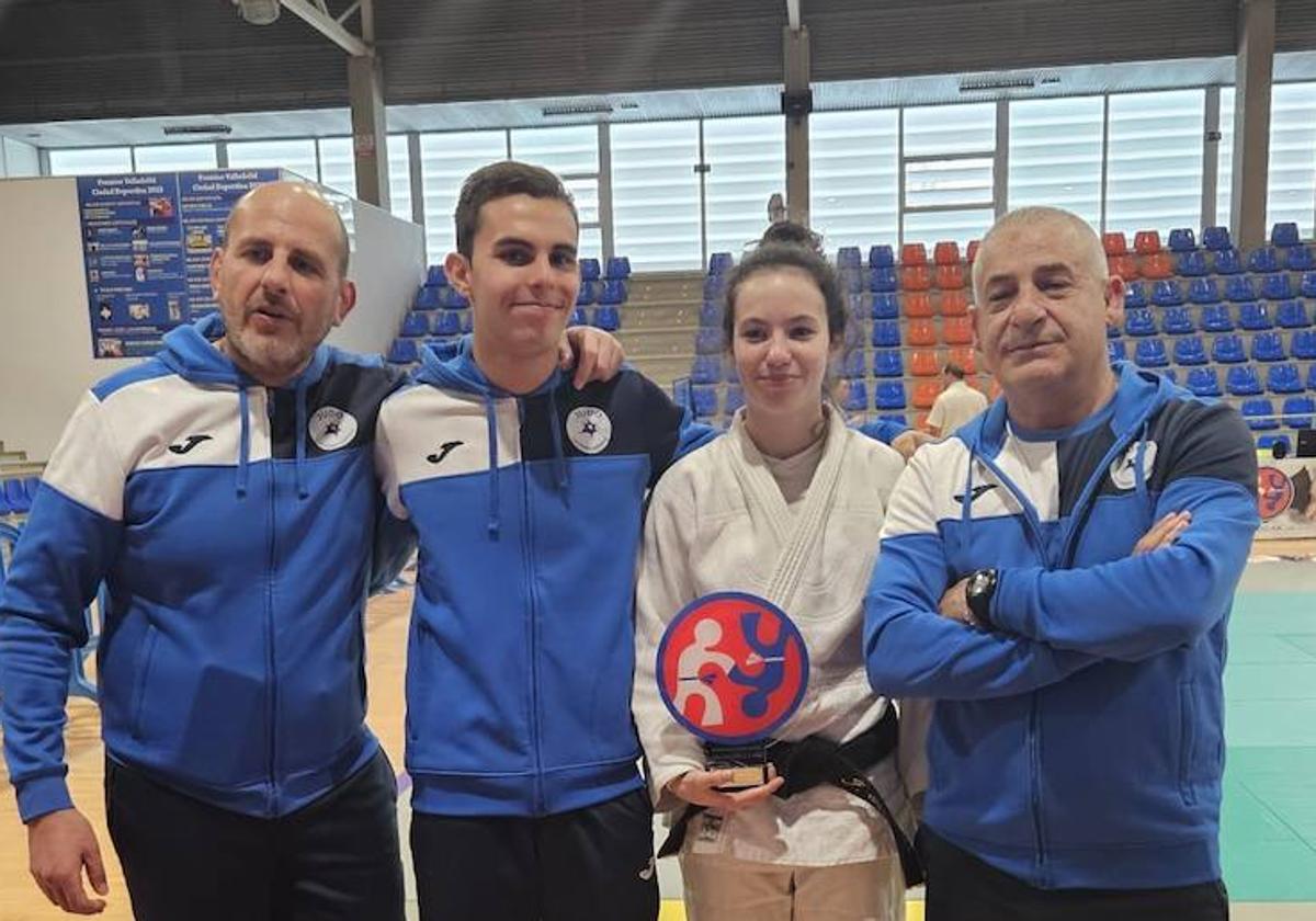 Irene Catalá con el trofeo de campeona junto con sus entrenadores.