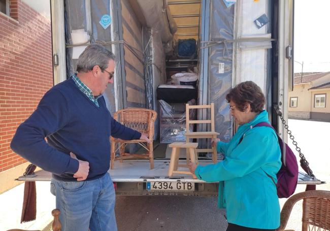 Juan Aurelio mostrando unas sillas a una clienta