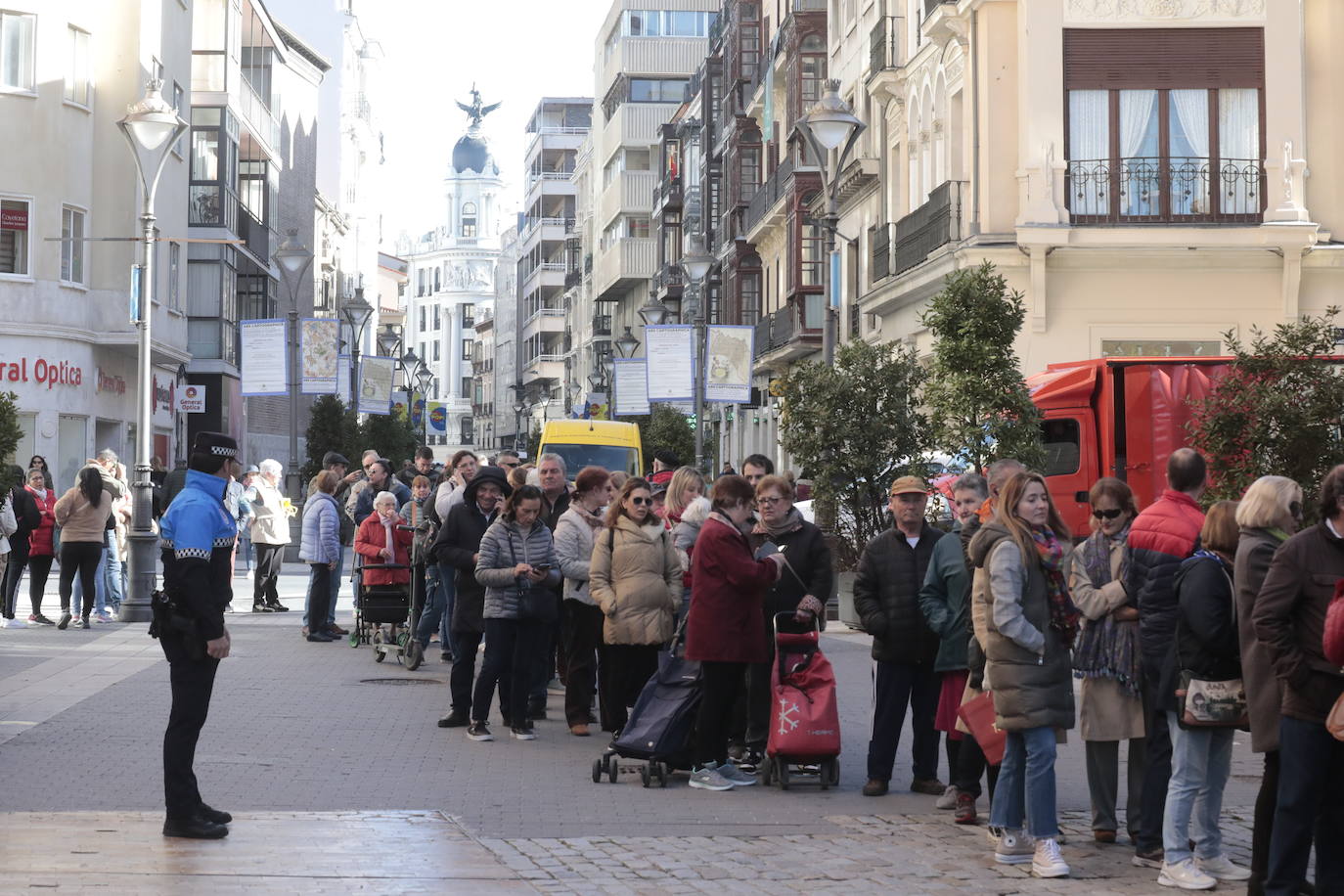 Colas en el reparto de tarrinas con fresas en Valladolid