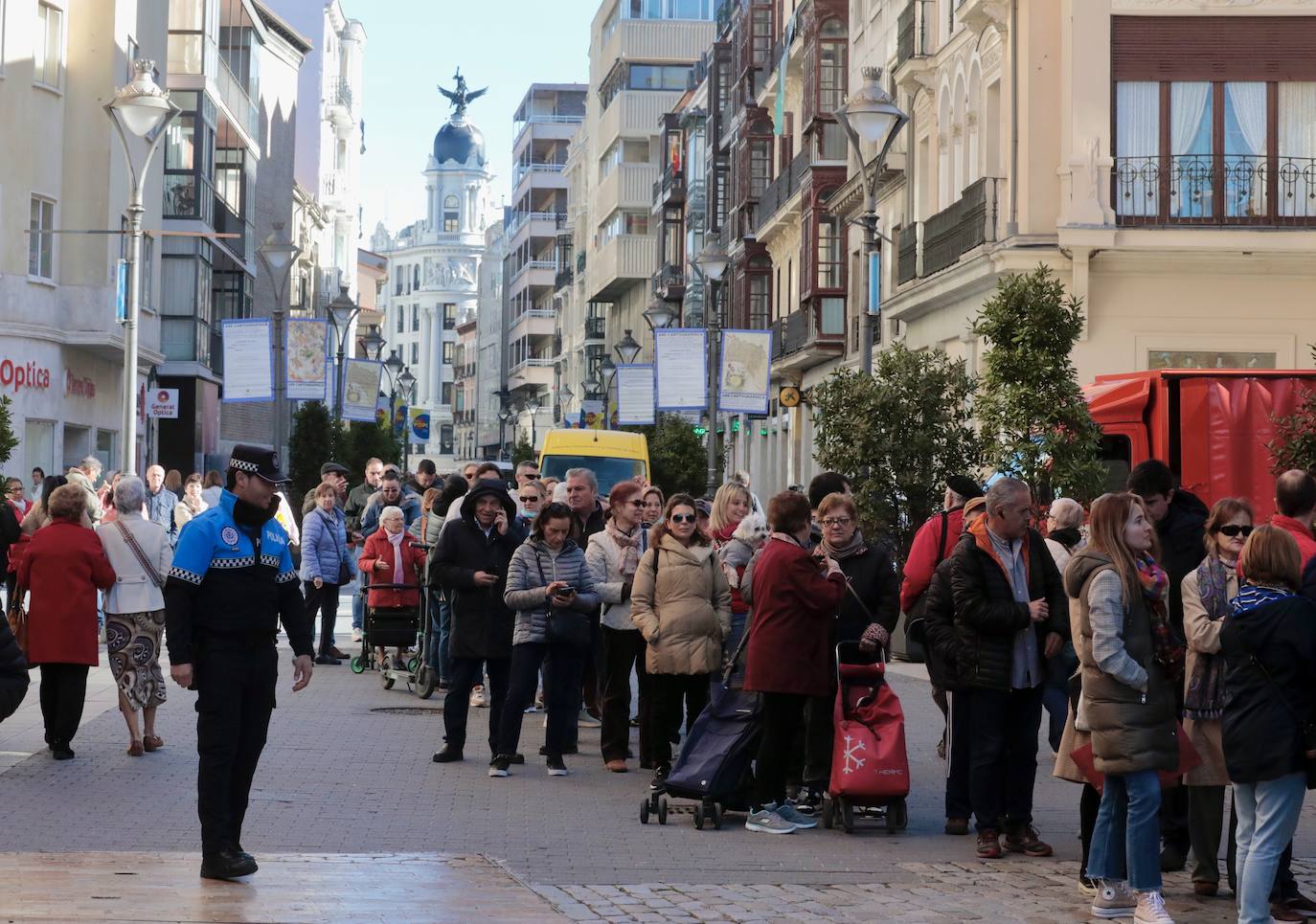 Colas en el reparto de tarrinas con fresas en Valladolid