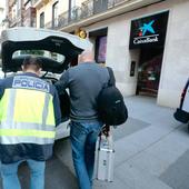 Intenta robar dos móviles en una oficina bancaria de Valladolid y revienta la puerta al no poder salir