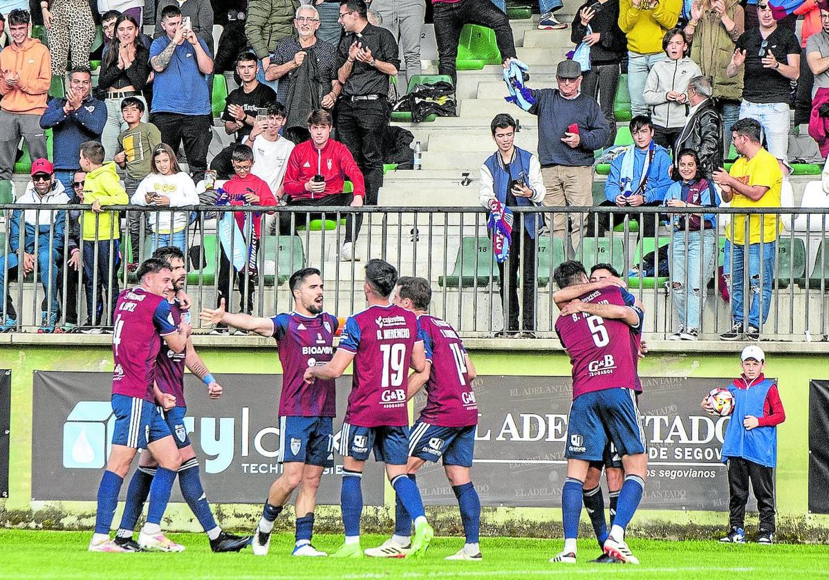 Los jugadores gimnásticos celebran uno de los goles contra el Badajoz.