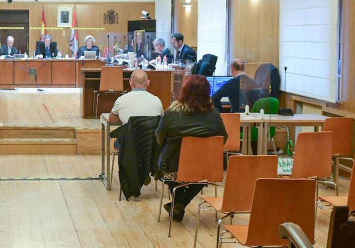 Tsonka Velkova, en primer término, durante las vistas orales del juicio celebrado en la Audiencia de Valladolid.