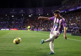 Pozo, en su debut con el primer equipo del Real Valladolid en marzo de 2023 ante el Athletic Club.