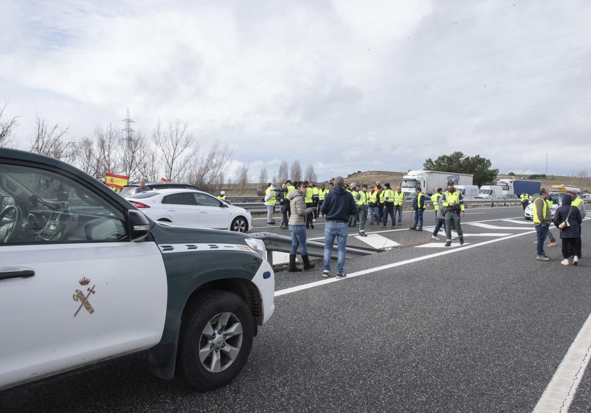 Agentes de la Guardia Civil controlan el corte de la AP-6 en Villacastín.