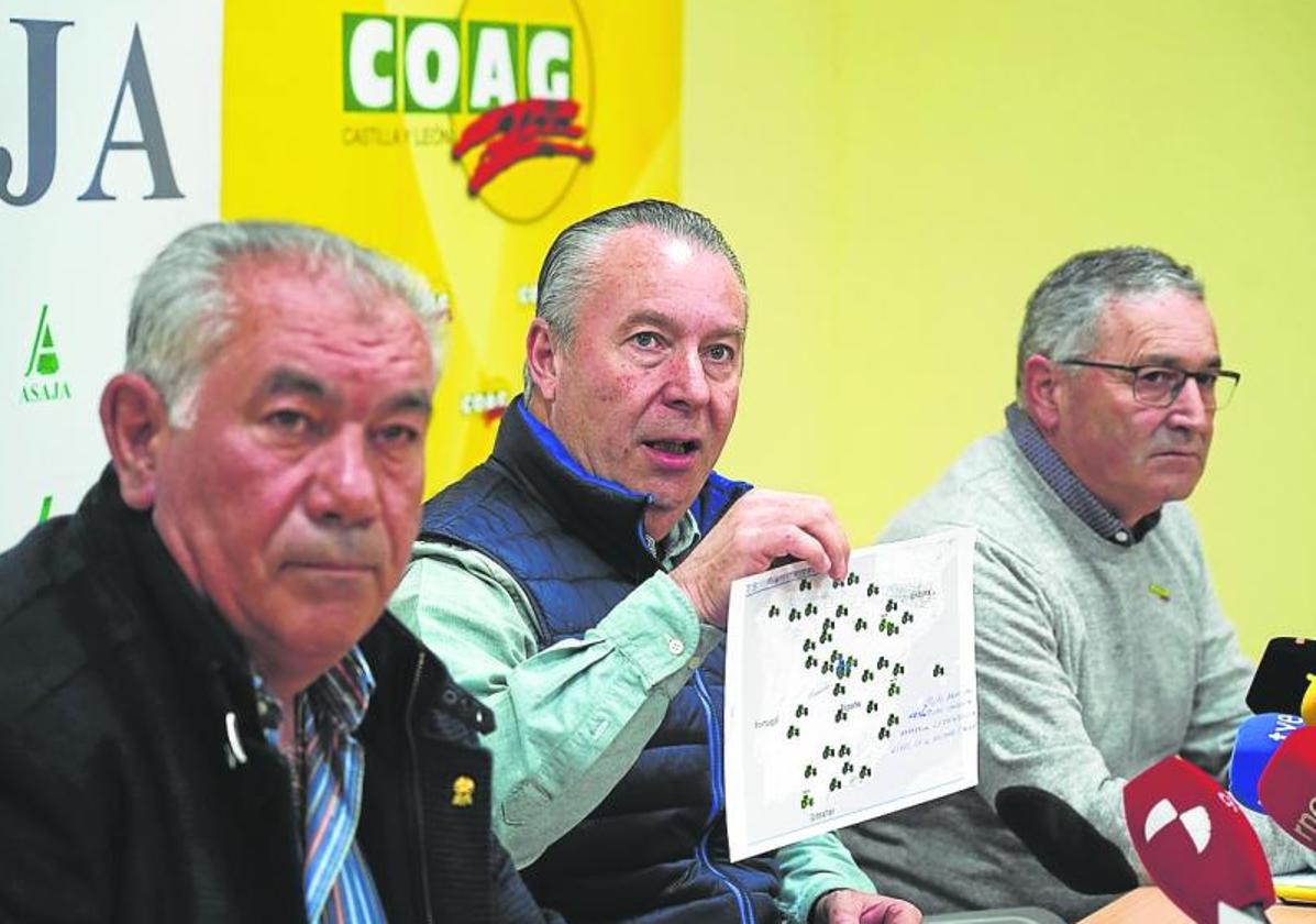 Aurelio González (UPA), Donaciano Dujo (Asaja) y Lorenzo Rivera (COAG), en rueda de prensa.
