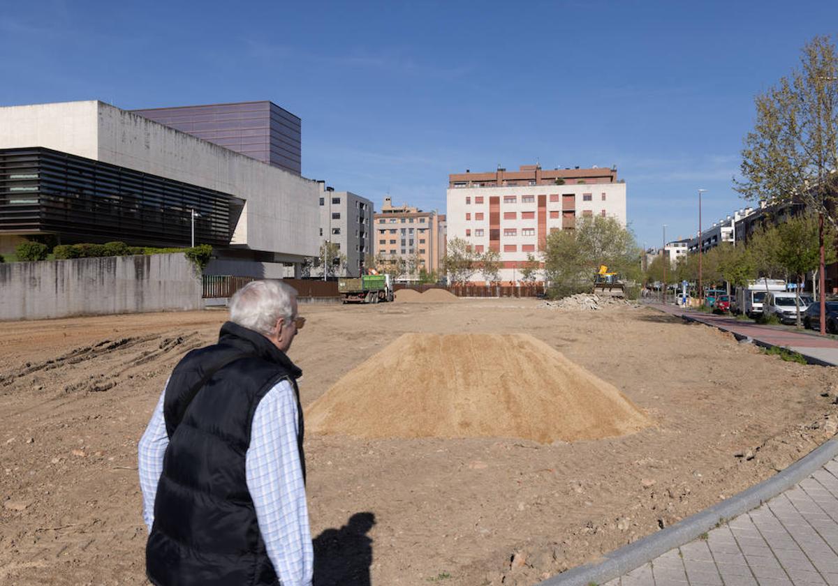 Las máquinas ya han alisado el terreno y lo han liberado de los grandes bloques de escombros que se acumulaban desde la obra del edificio.