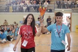 Dos alumnos de los colegios anfitriones portan la llama olímpica