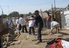El policía local Jenaro Boto, en las zonas siniestradas tras el terremoto en 2007 en Perú.
