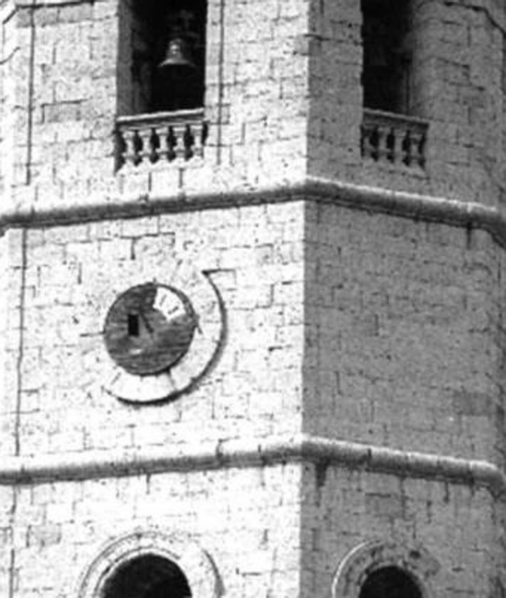 Imagen secundaria 2 - Colocación de la nueva esfera y, abajo a la derecha, antigua esfera de madera del reloj de la catedral.