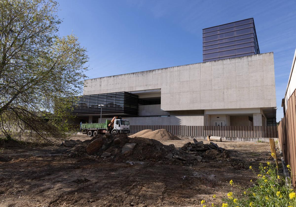 La obra en la parcela aledaña a la sede de las Cortes, en imágenes