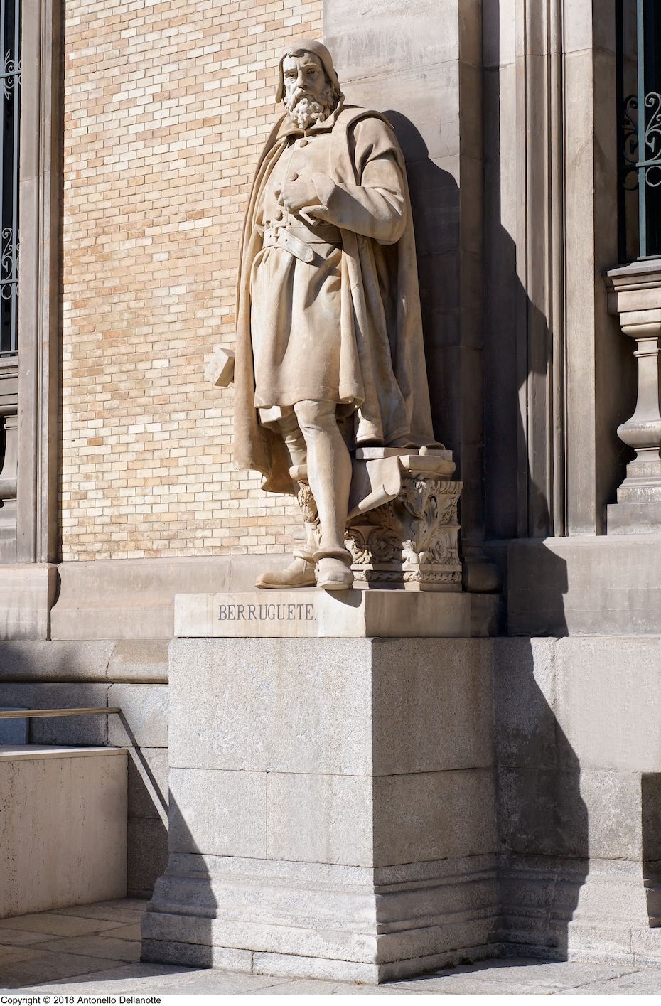 Escultura de Alonso Berruguete ubicada en la entrada de la Biblioteca Nacional