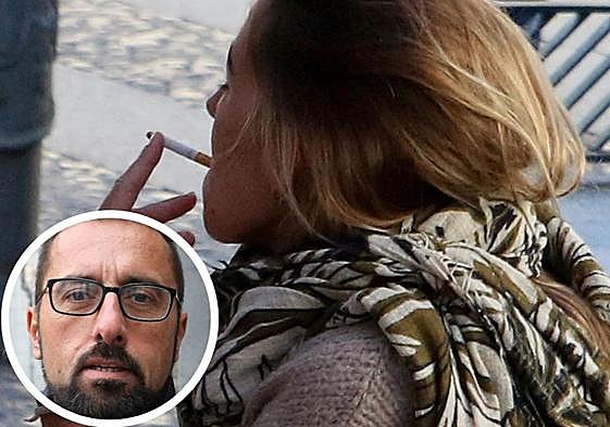 Una mujer fuma en una terraza de Segovia, y en el círculo, el presidente de Hotuse, Jesús Castellanos.